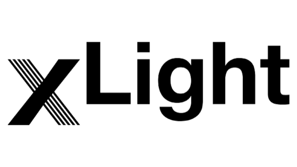 Elektriker arbejder med ledningsinstallationer i bygning.