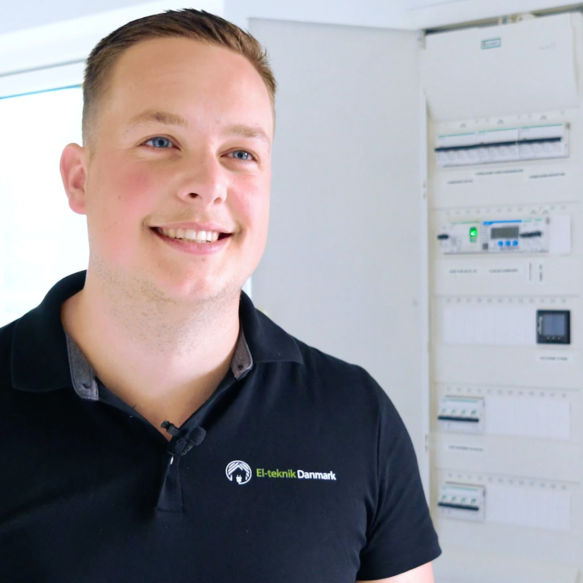 Elektriker fra El-teknik Danmark foran el-tavle.