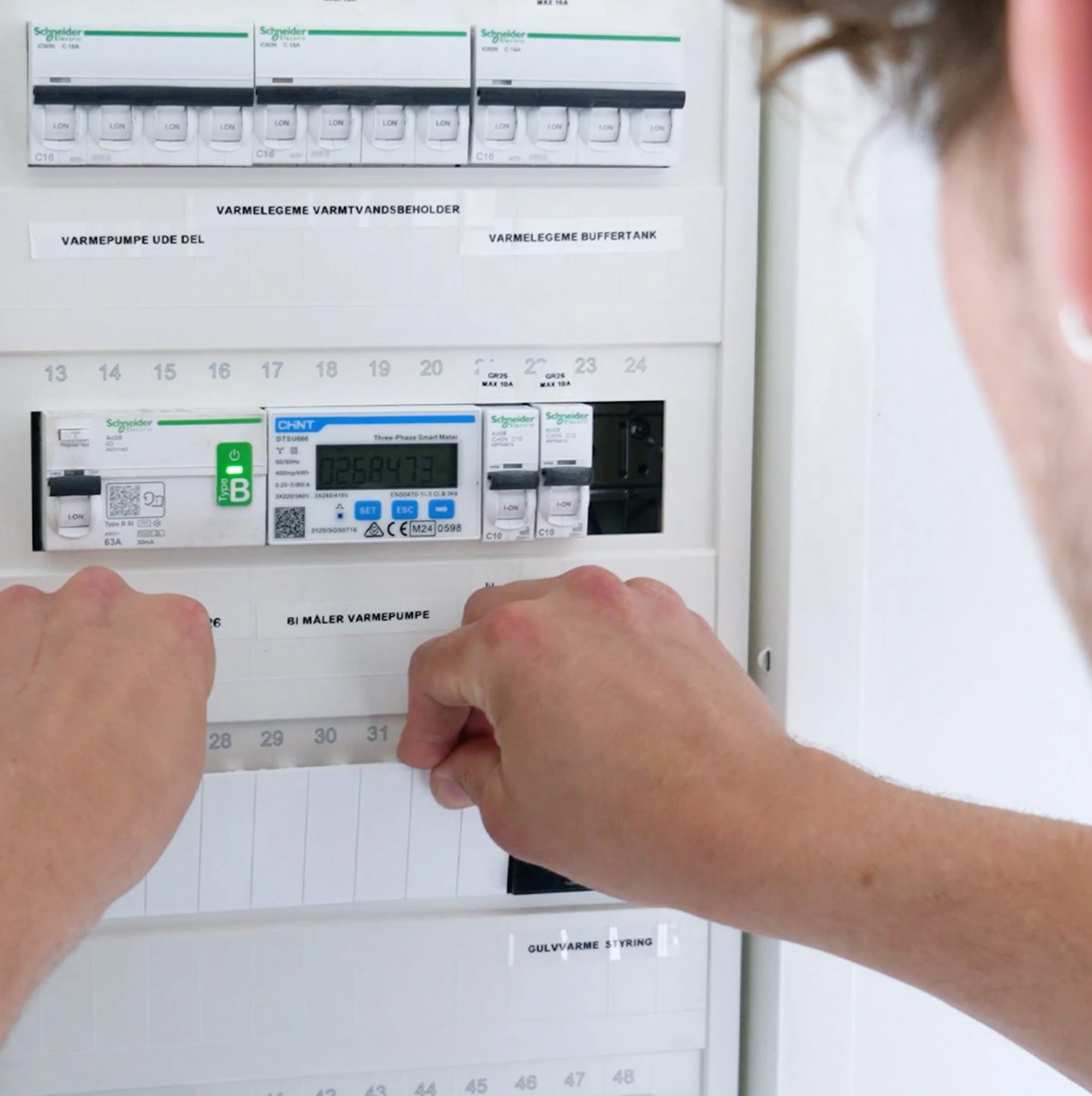 Elektriker arbejder på el-tavle i El-teknik Danmark.
