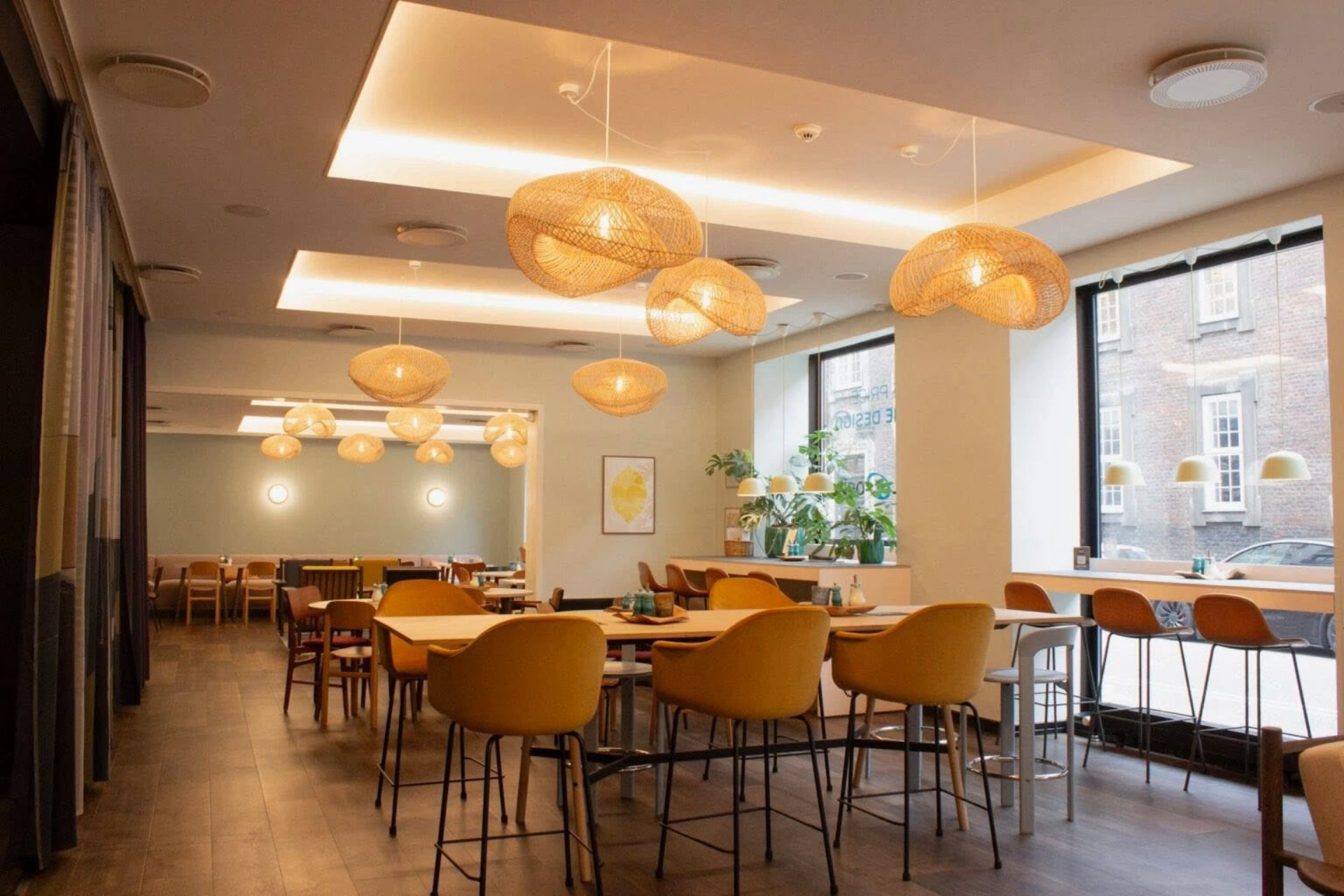 Indbydende restaurant med komfortable stole og moderne belysning.