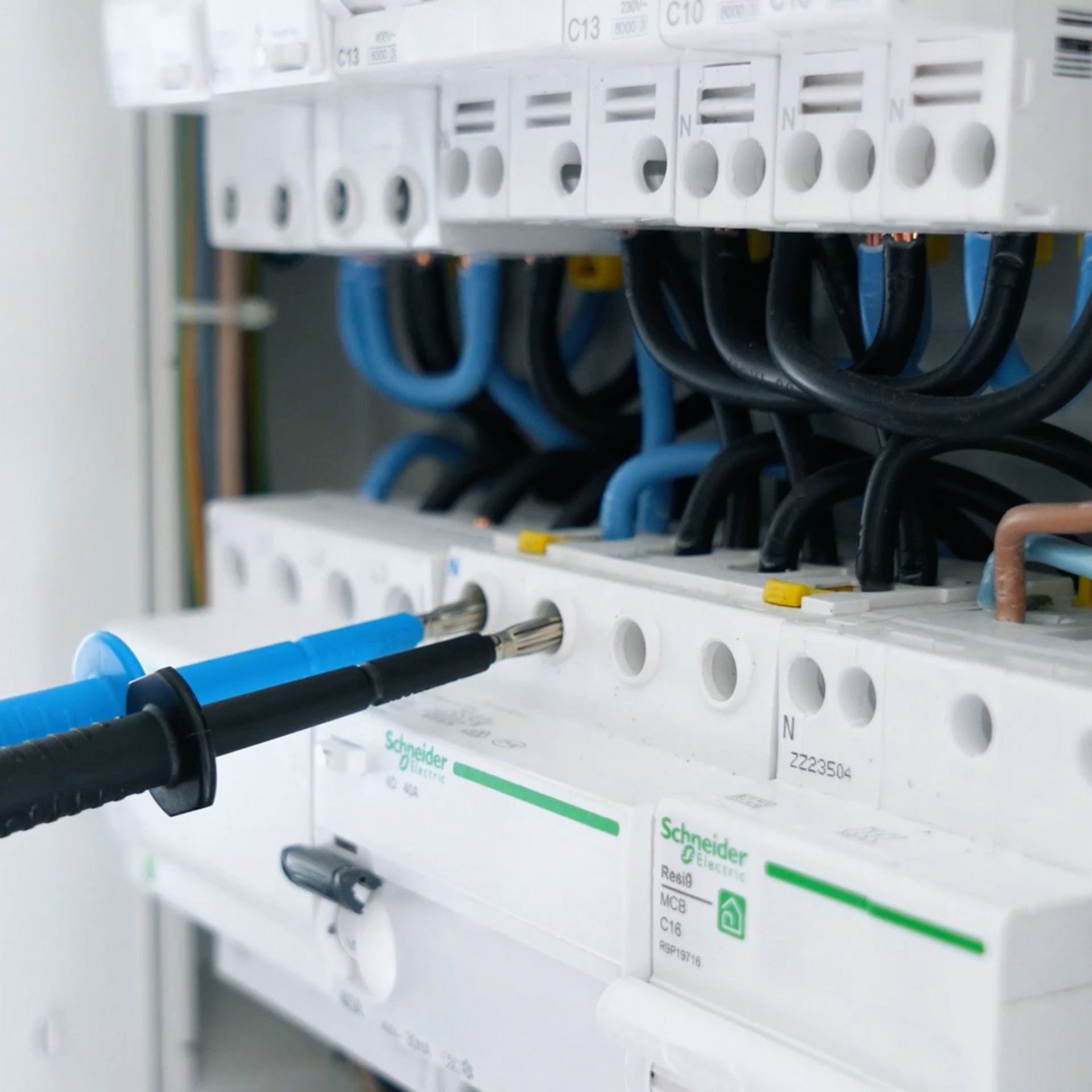 Elektrisk installation med sikringer og ledninger i el-tavle.