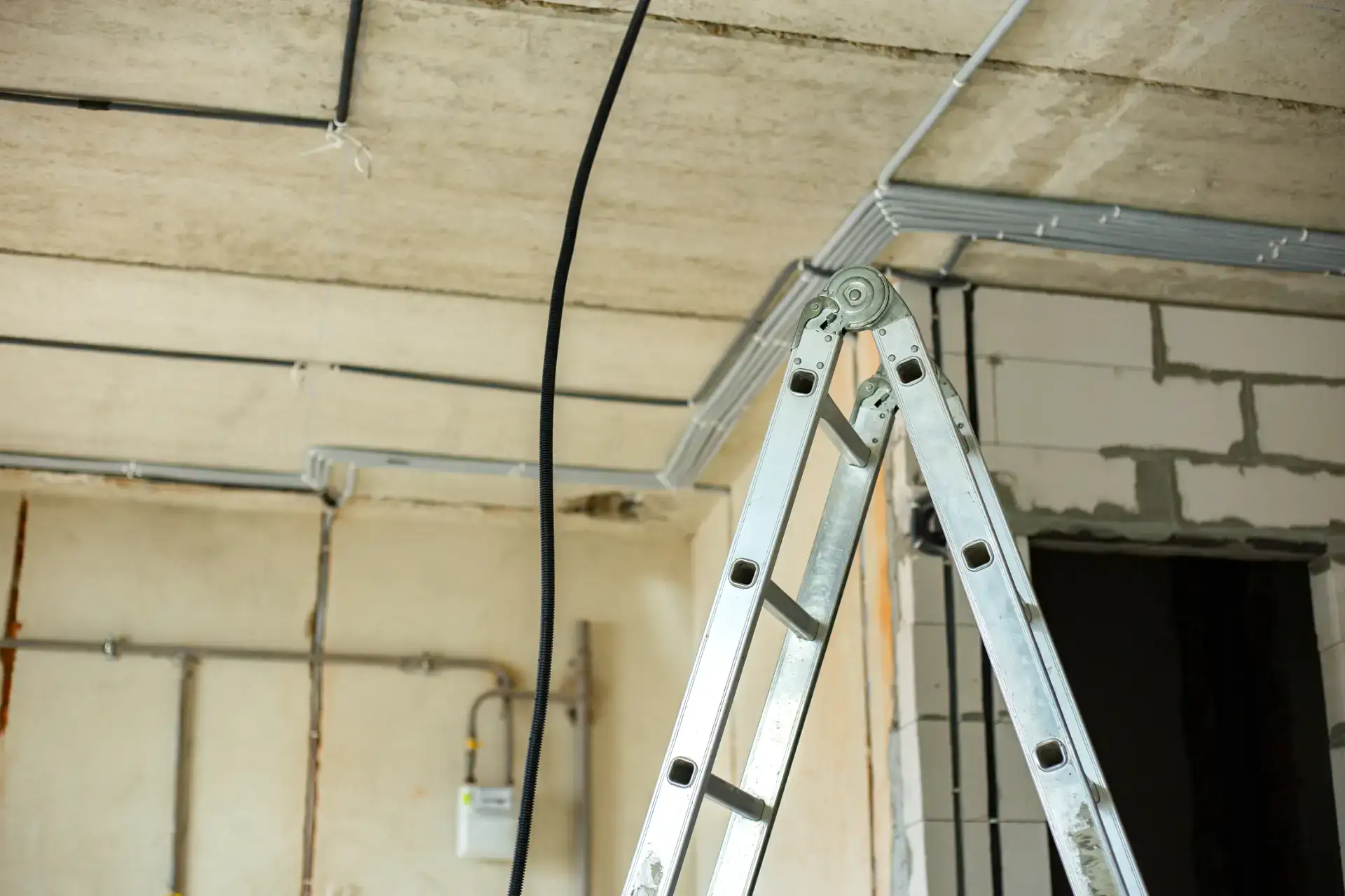 El-arbejde under installation med stige og elektriske kabler.