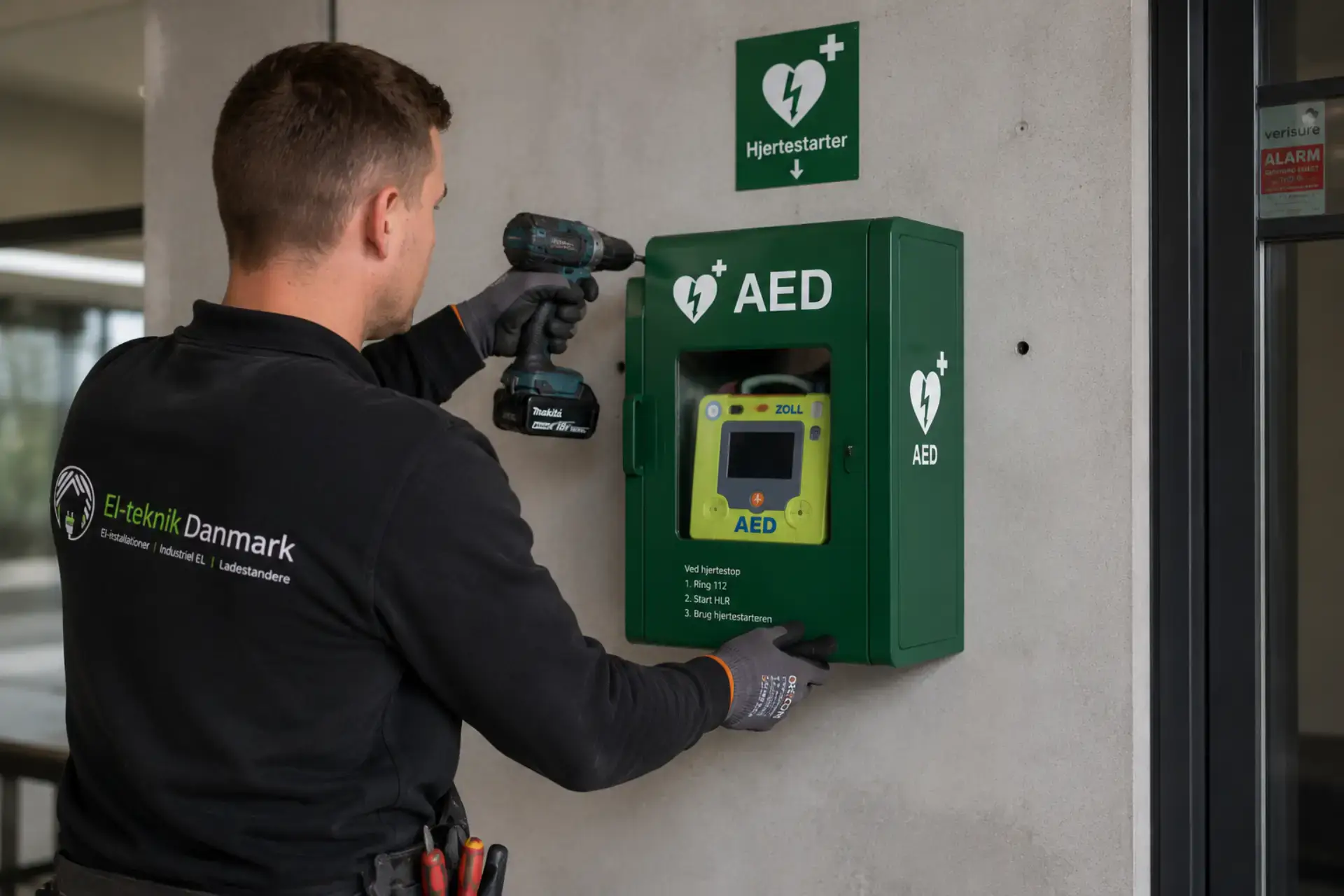 Installationsarbejder ved hjertestarter og AED-enhed.