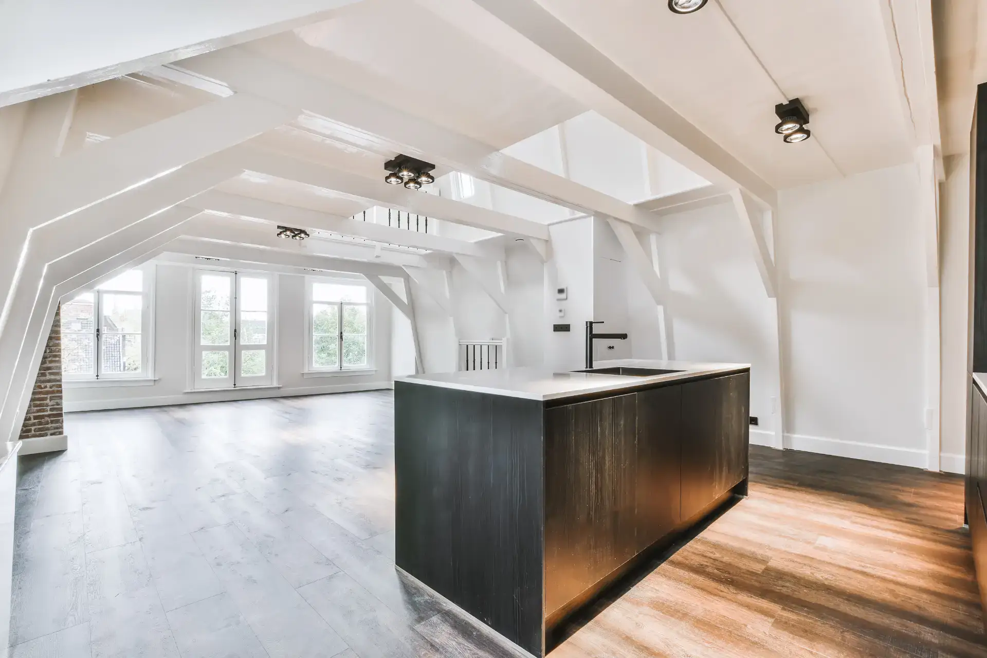 Lyst og rummeligt køkken i en moderne loftslejlighed.